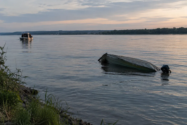 На Иртыше в Омской области перевернулась лодка с двумя пассажирами