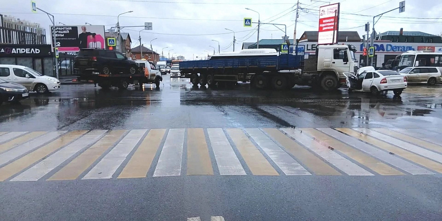 В Омске столкнулись грузовик и «Лада Приора»